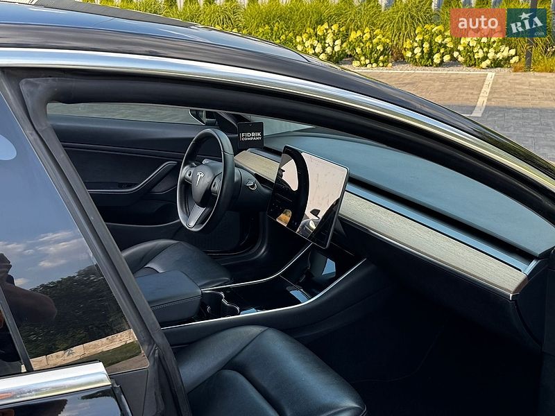 Седан Tesla Model 3 2019 в Луцке