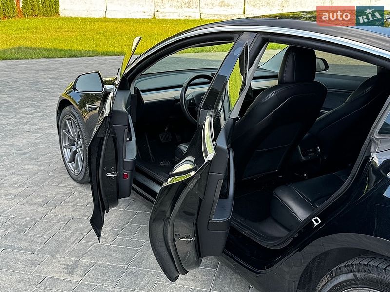 Седан Tesla Model 3 2019 в Луцке