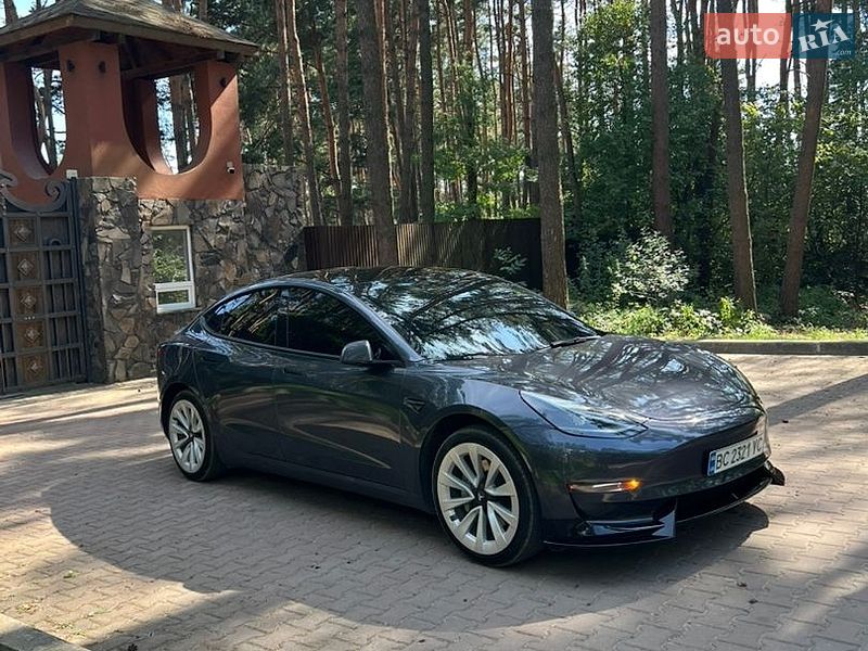 Седан Tesla Model 3 2021 в Львові