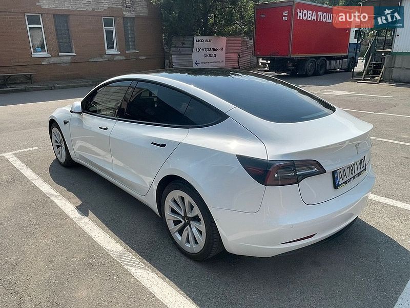 Седан Tesla Model 3 2021 в Киеве