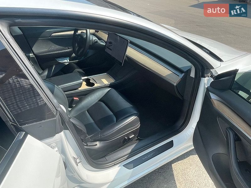 Седан Tesla Model 3 2021 в Киеве