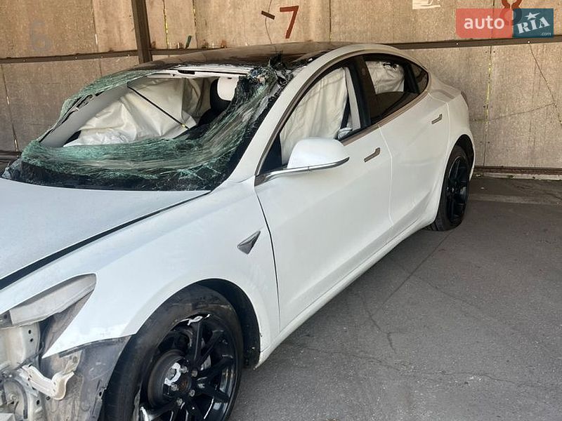 Tesla Model 3, фото з оголошення