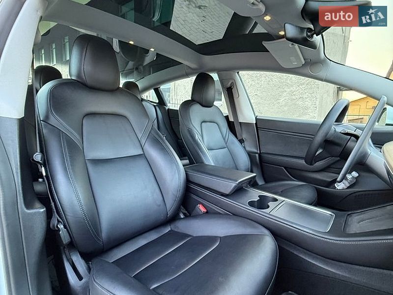 Седан Tesla Model 3 2021 в Луцке