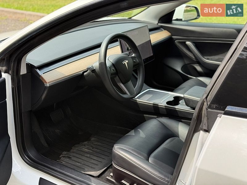 Седан Tesla Model 3 2021 в Луцке