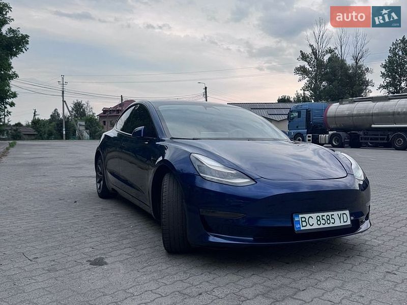 Седан Tesla Model 3 2021 в Городке