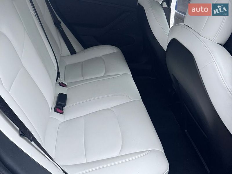Седан Tesla Model 3 2021 в Городке