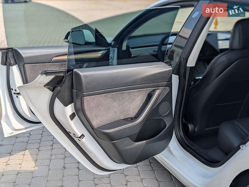 Седан Tesla Model 3 2021 в Ивано-Франковске