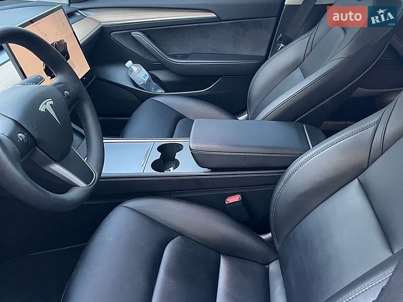 Седан Tesla Model 3 2023 в Львові