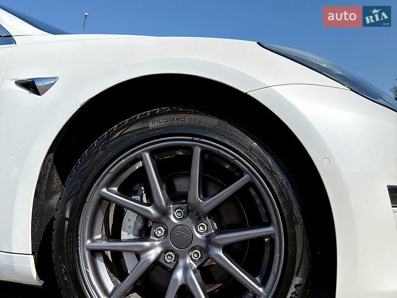 Седан Tesla Model 3 2019 в Киеве
