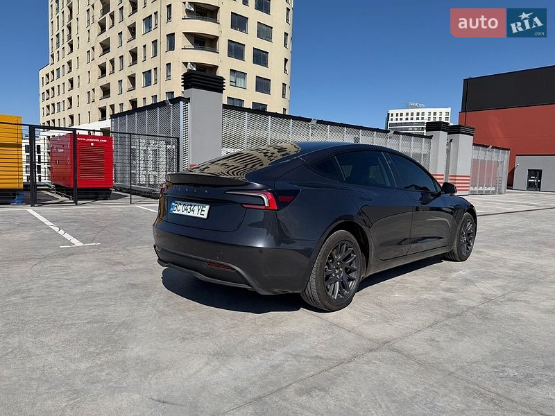 Седан Tesla Model 3 2025 в Львове