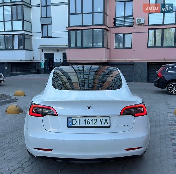 Седан Tesla Model 3 2021 в Луцке