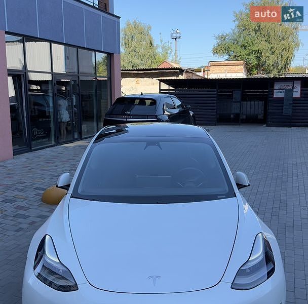 Седан Tesla Model 3 2021 в Луцке