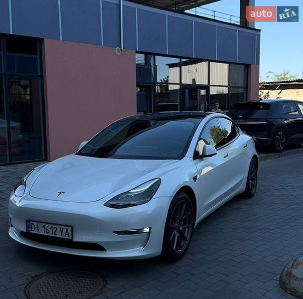 Седан Tesla Model 3 2021 в Луцке