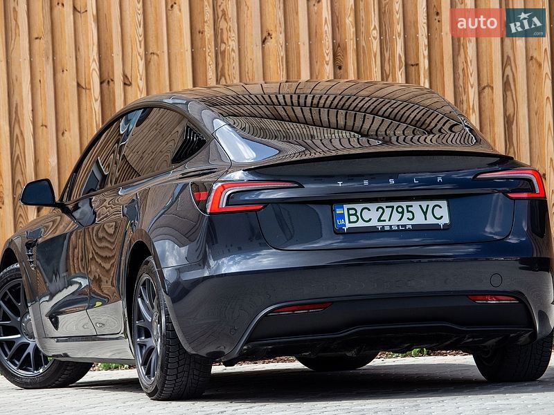 Седан Tesla Model 3 2024 в Львові