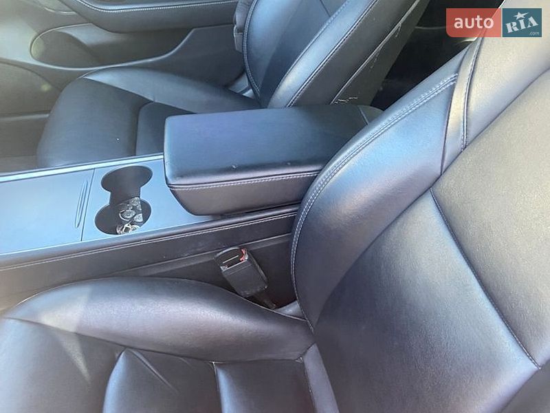 Седан Tesla Model 3 2020 в Ужгороді