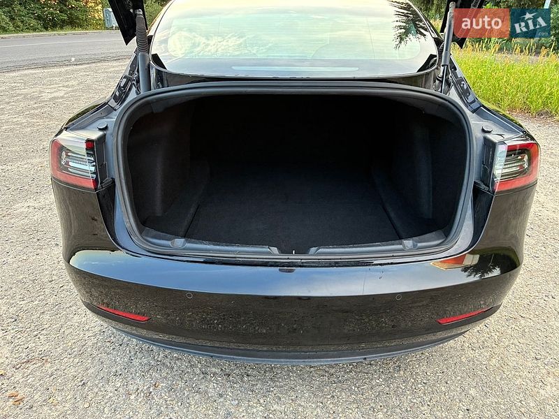 Седан Tesla Model 3 2022 в Дрогобыче