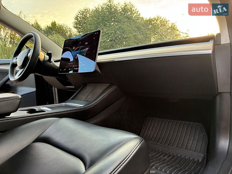 Седан Tesla Model 3 2022 в Дрогобыче