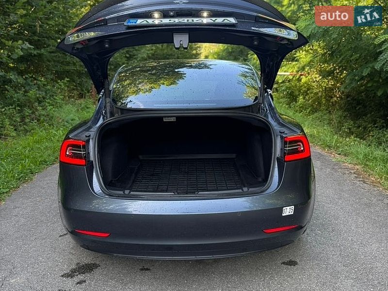 Седан Tesla Model 3 2022 в Ужгороді