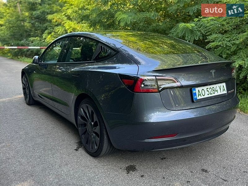 Седан Tesla Model 3 2022 в Ужгороді