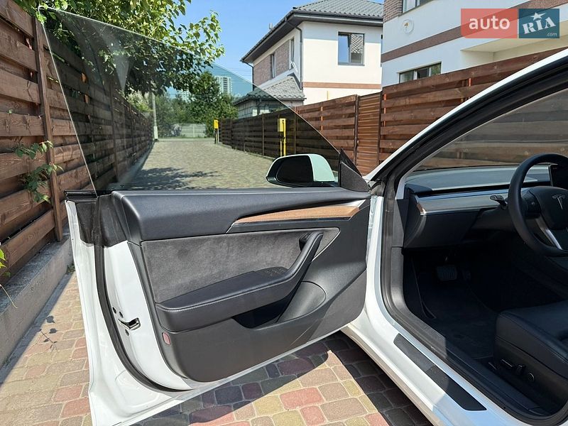 Седан Tesla Model 3 2023 в Києві