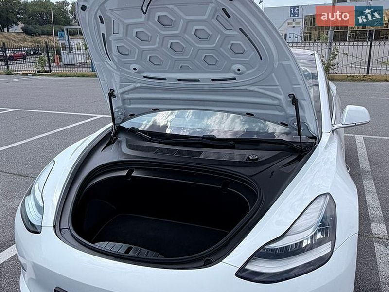 Седан Tesla Model 3 2019 в Киеве