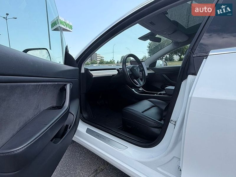 Седан Tesla Model 3 2019 в Киеве