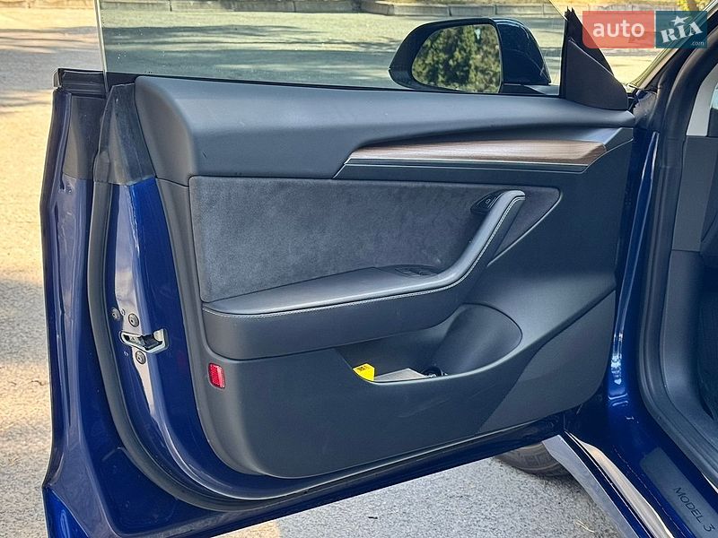 Седан Tesla Model 3 2023 в Нетешине
