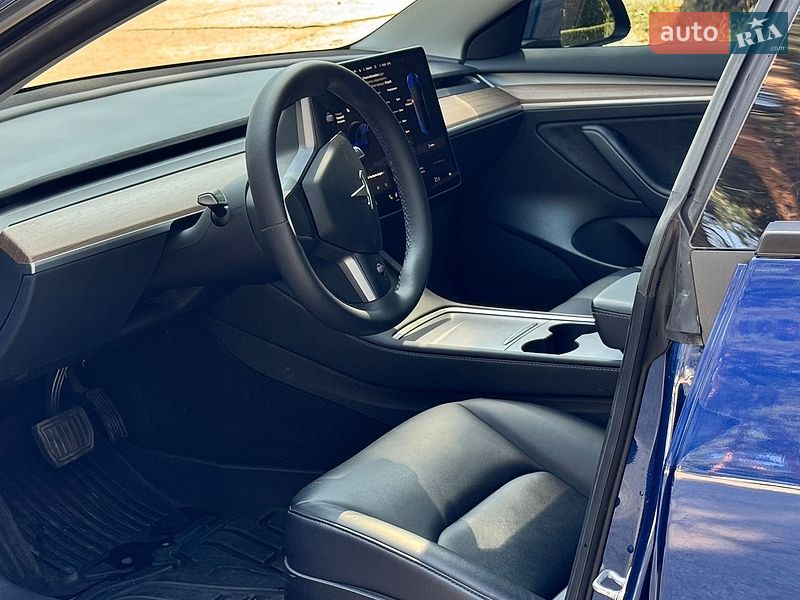 Седан Tesla Model 3 2023 в Нетешине