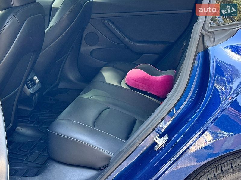 Седан Tesla Model 3 2023 в Нетешине