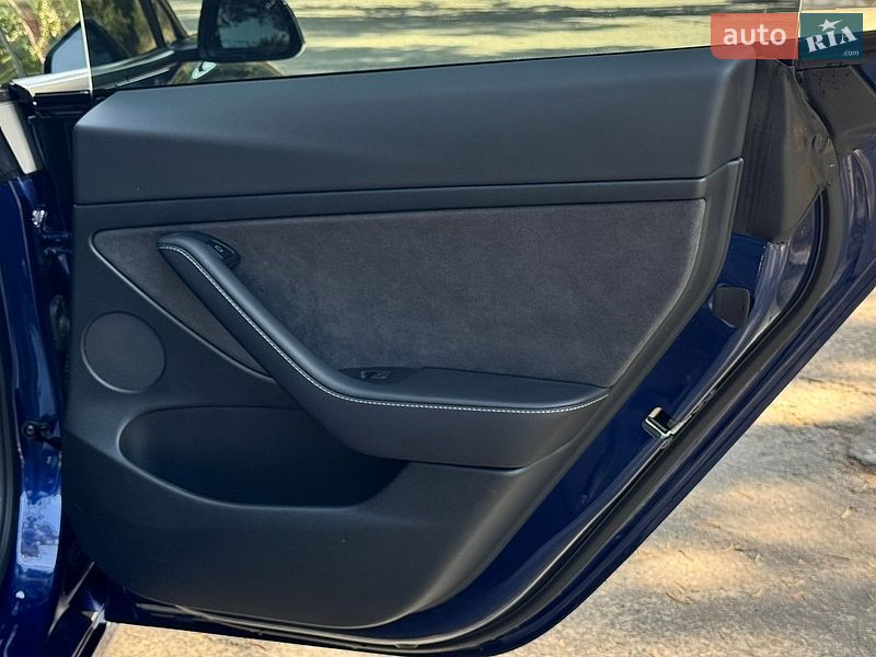 Седан Tesla Model 3 2023 в Нетешине
