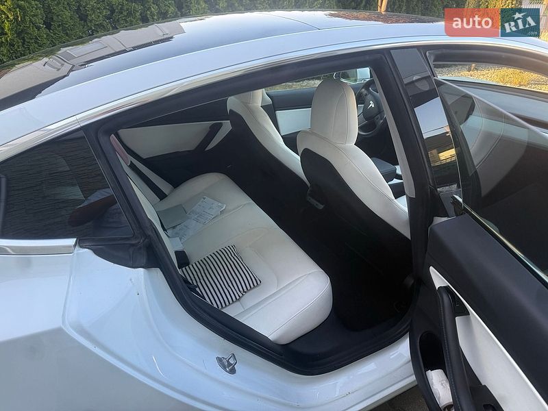 Седан Tesla Model 3 2019 в Ужгороде