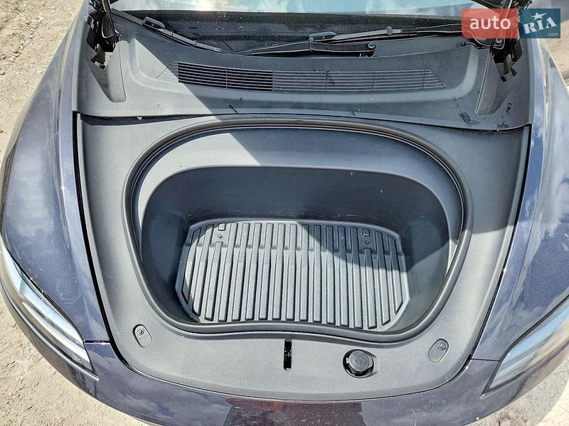 Седан Tesla Model 3 2025 в Киеве
