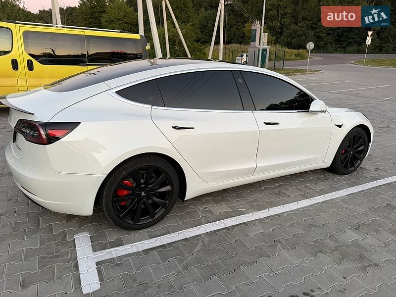 Седан Tesla Model 3 2019 в Львове