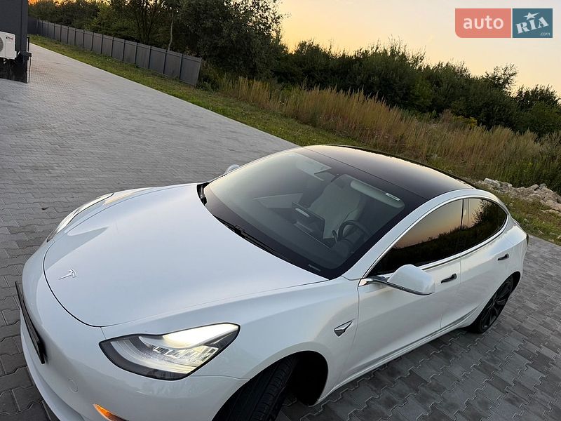 Седан Tesla Model 3 2019 в Львове