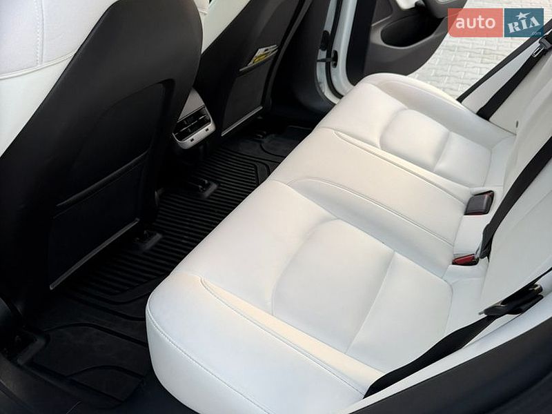 Седан Tesla Model 3 2019 в Львове