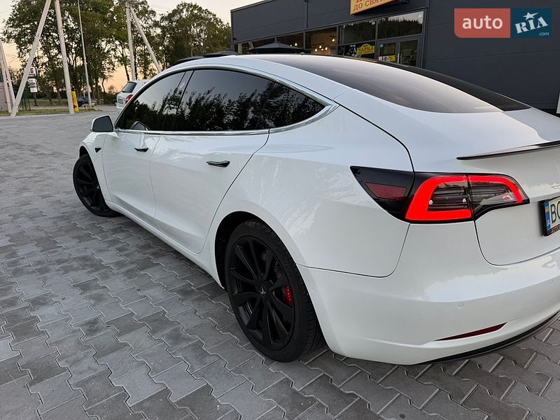 Седан Tesla Model 3 2019 в Львове