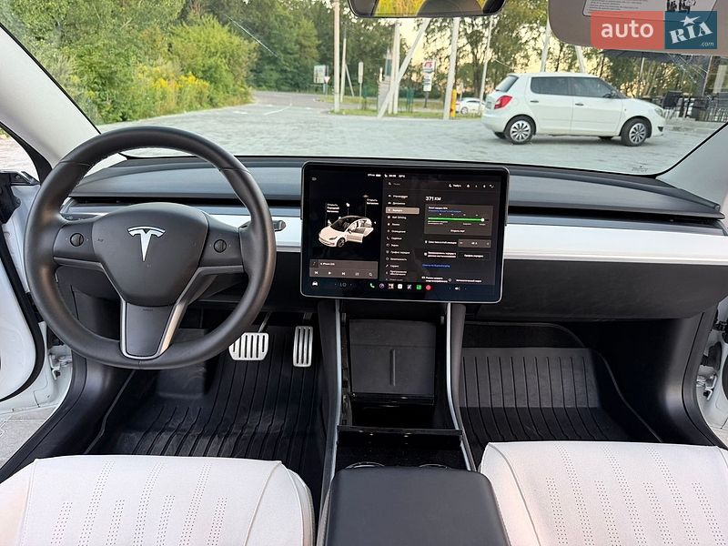 Седан Tesla Model 3 2019 в Львове