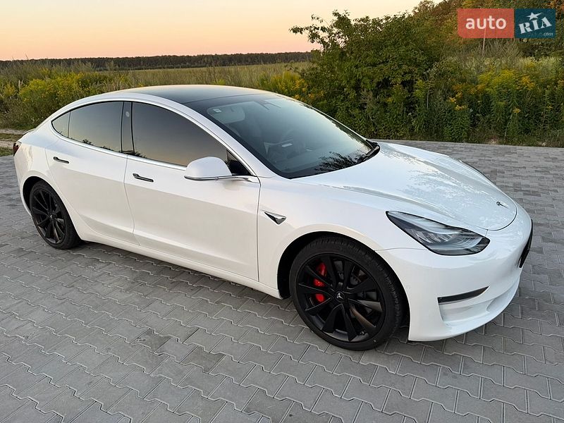 Седан Tesla Model 3 2019 в Львове