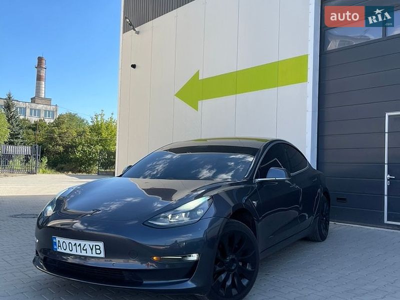 Седан Tesla Model 3 2018 в Ужгороде