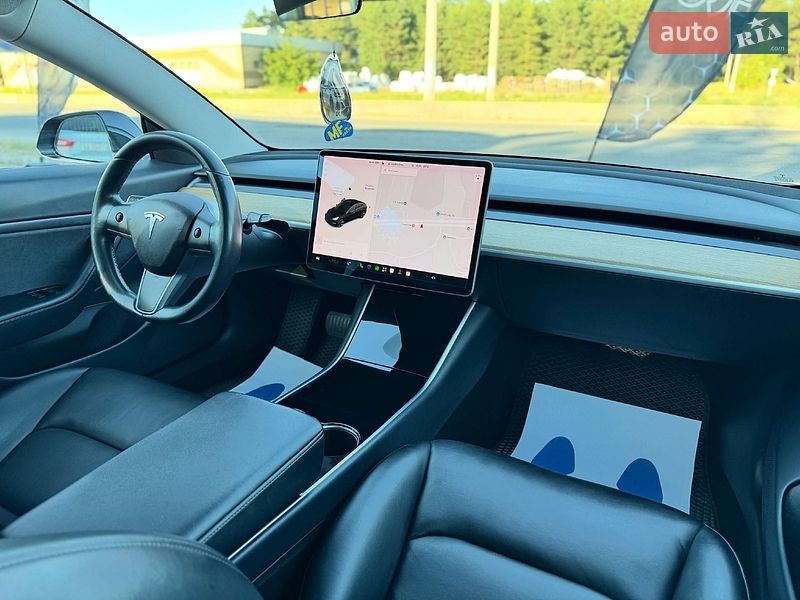 Седан Tesla Model 3 2019 в Львове