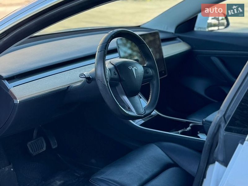 Седан Tesla Model 3 2019 в Луцке
