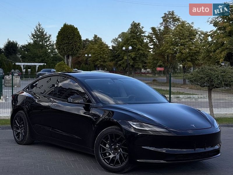 Седан Tesla Model 3 2025 в Долине
