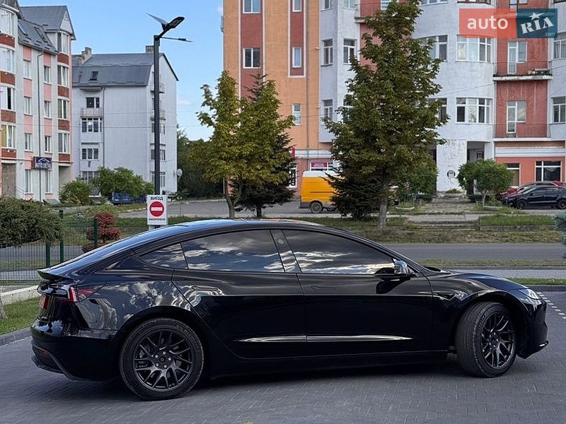 Седан Tesla Model 3 2025 в Долине