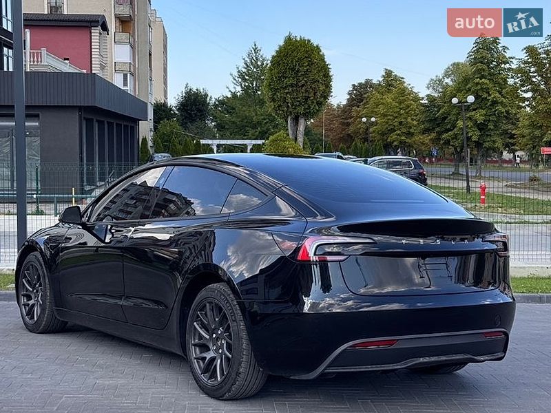 Седан Tesla Model 3 2025 в Долине