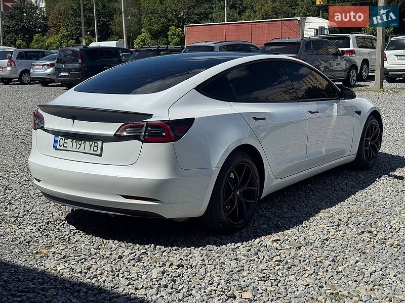 Седан Tesla Model 3 2023 в Чернівцях