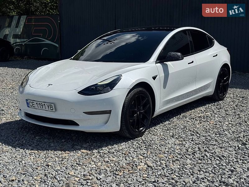 Седан Tesla Model 3 2023 в Чернівцях