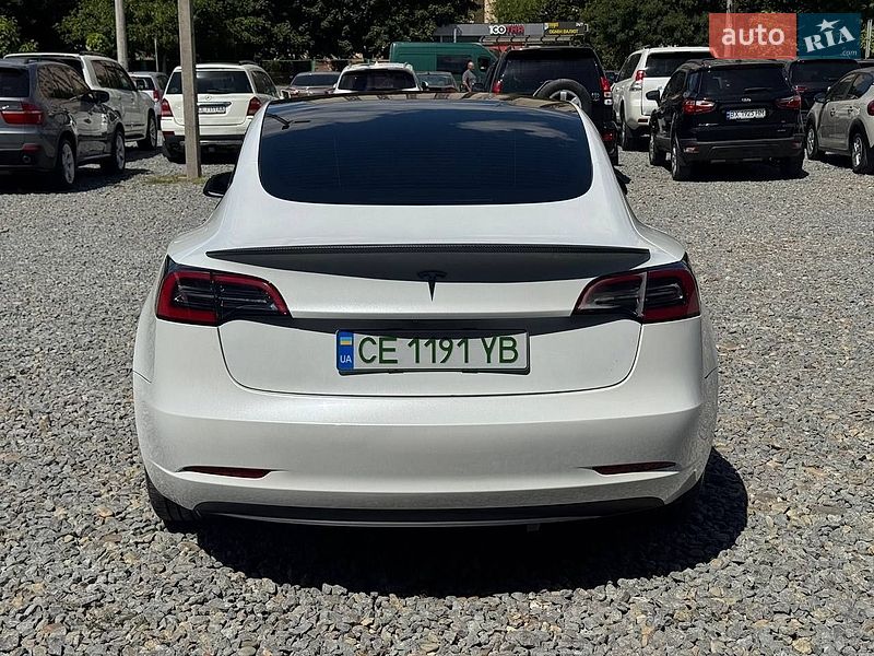 Седан Tesla Model 3 2023 в Чернівцях