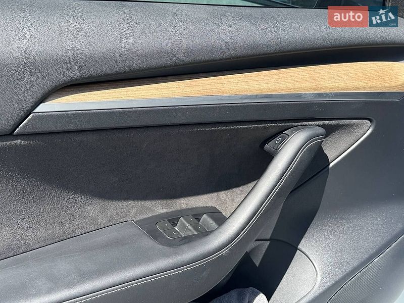 Седан Tesla Model 3 2023 в Чернівцях