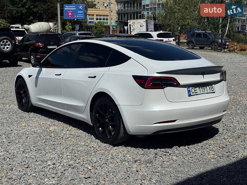 Седан Tesla Model 3 2023 в Чернівцях