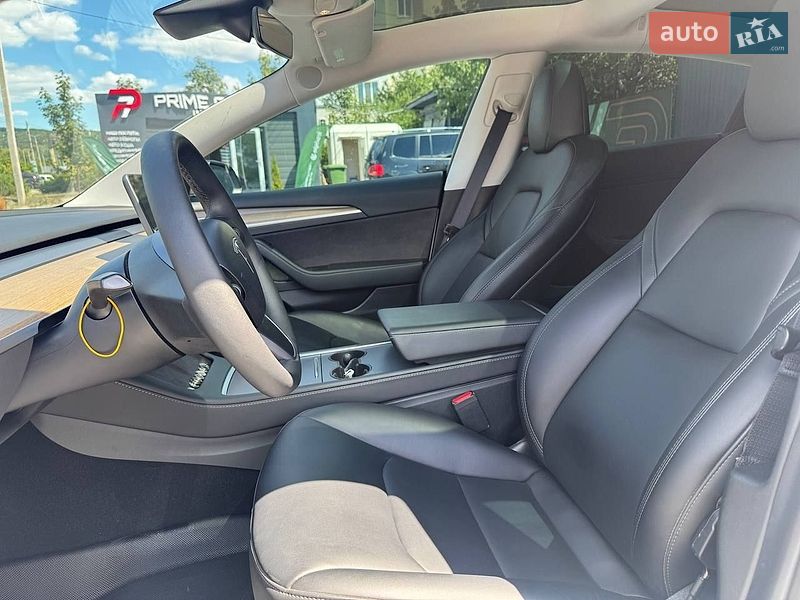 Седан Tesla Model 3 2023 в Чернівцях